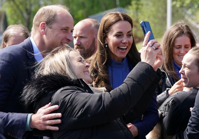 Pangeran William dan Kate Middleton saat menyapa warga Skotlandia. Foto: Andrew Milligan / POOL / AFP