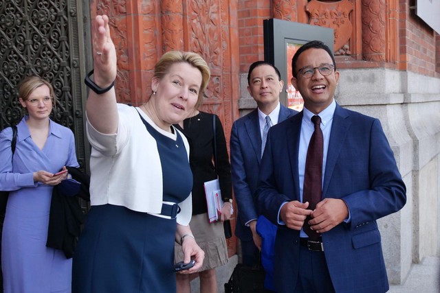 Gubernur DKI Jakarta Anies Baswedan bertemu dengan Wali Kota Berlin Franziska Giffey di Berlin, Jerman, Senin (16/5/2022). Foto: Twitter/@RegBerlin