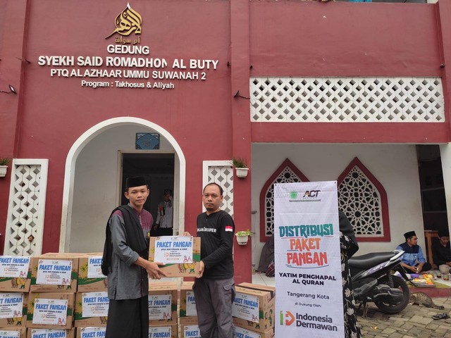 ACT Tangerang Kota melakukan distribusi paket pangan untuk yatim prasejahtera (Dok. ACT)