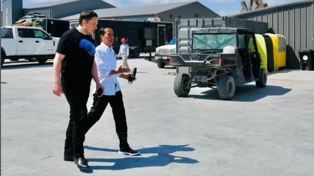 Presiden Jokowi berjalan bersama Elon Musk di Space X. Foto: Instagram/@jokowi