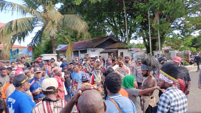 Kapolres Kepualauan yapen saat berada di tengah pendemo yang melakukan unjuk rasa penolakan pemekaran Papua. (BumiPapua.com/Agies Pranoto) 