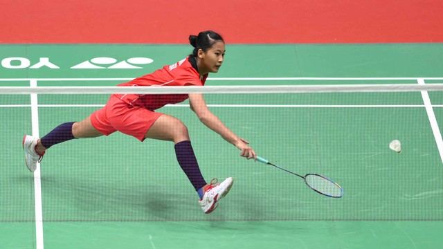 Pebulu tangkis tunggal putri Indonesia Putri Kusuma Wardani melawan pebulu tangkis putri Vietnam pada babak semifinal bulutangkis beregu putri SEA Games 2021 Vietnam, Selasa (17/5/2022). Foto: Zabur Karuru/Antara Foto