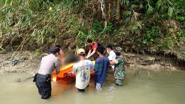Petugas saat mengevakuasi mayat korban Saekun (62) warga Desa Tengger, Kecamatan Ngasem, Kabupaten Bojonegoro, ditemukan meninggal duniadi pinggir sungai desa setempat. Selasa (17/05/2022) (foto: dok istimewa)