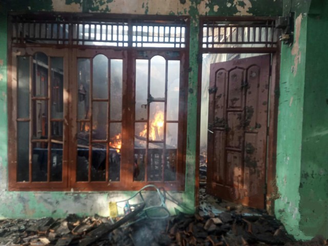 Sebuah bangunan rumah milik warga di Kabupaten Kuningan, Jawa Barat, mengalami kebakaran dengan total kerugian ratusan juta rupiah. (Foto: Damkar Kuningan)