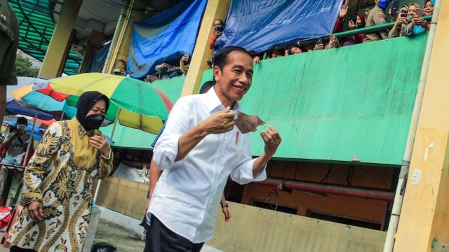 Presiden Joko Widodo (kanan) didampingi Menteri Sosial Tri Rismaharini (kiri) mengunjungi Pasar Cibinong di Kabupaten Bogor, Jawa Barat, Selasa (17/5/2022). Foto: Yulius Satria Wijaya/ANTARA FOTO