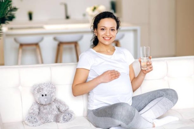 Ilustrasi manfaat air kelapa untuk ibu hamil (Sumber: iStock)