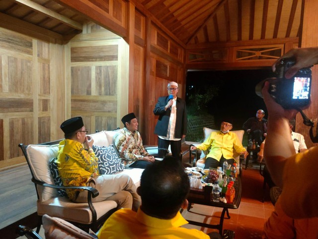 Pengusaha Rokhmat Ardiyan saat bertemu dengan petinggi Partai Golkar di Kabupaten Kuningan, Jabar. (Istimewa)