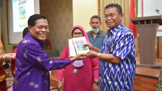 Gubernur mengucapkan selamat kepada Bupati Donggala yang telah me-launching dua buku dengan judul Penggunaan Diskresi pada Penanggulangan Bencana Alam dan Aspek Hukum Audit Lingkungan. Foto: Istimewa
