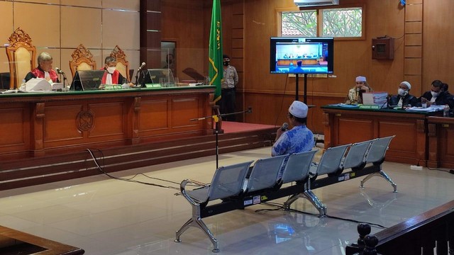 Habib Bahar bin Smith ketika mengajukan pertanyaan pada Pimpinan Pondok Pesantren di Garut, Faisal Sobari di PN Bandung, Selasa (17/5/2022). Foto: Rachmadi Rasyad/kumparan