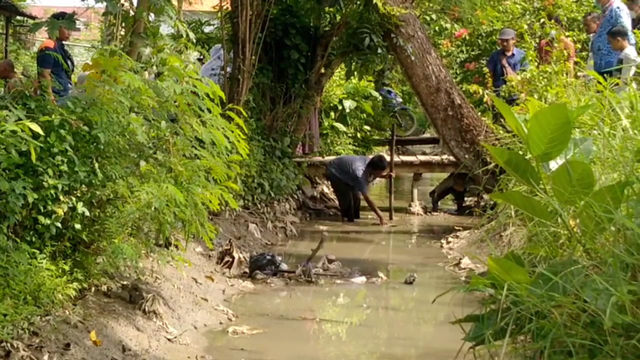 Relawan gabungan dan warga menyusuri aliran irigasi untuk mencari balita yang hilang. 