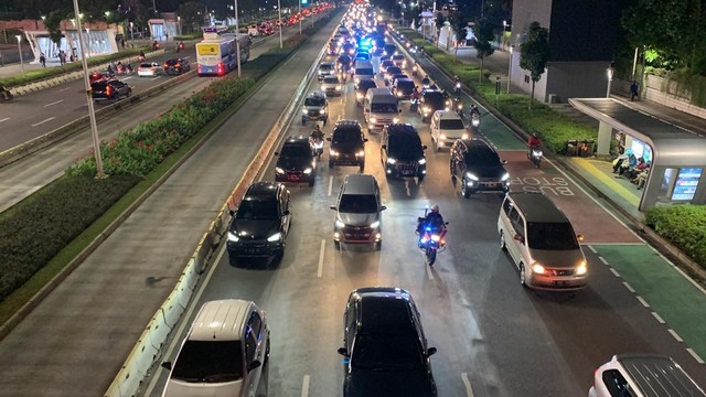 Cek TKP: Dalam 2 Jam, 98 Mobil Berotator Melintas di Jalan Sudirman (34382)
