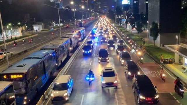 Cek TKP: Dalam 2 Jam, 98 Mobil Berotator Melintas di Jalan Sudirman (34380)