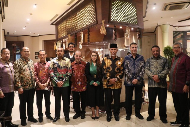 Gubernur Sumatera Barat Mahyeldi (tengah kanan) bersama Wakil Gubernur Sumatera Barat Audy Joinaldy (tengah kiri) saat berkunjung ke Kantor Kedutaan Besar Yordania untuk Indonesia, Senin 16 Mei 2022. Foto: dok Humas Pemprov