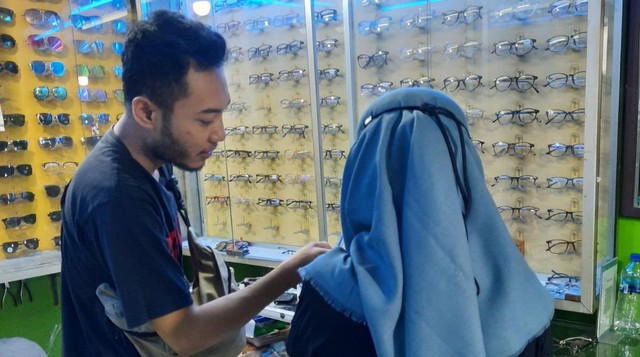 Bagas, ketika sedang melayani pembeli. Foto: Dokumentasi pribadi.
