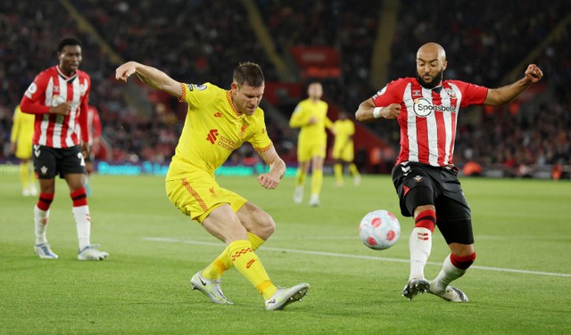 Pemain Liverpool James Milner berusaha melewati pemain Southampton pada pertandingan lanjutan Liga Inggris di St Mary's Stadium, Southampton, Inggris. Foto:  Ian Walton /REUTERS