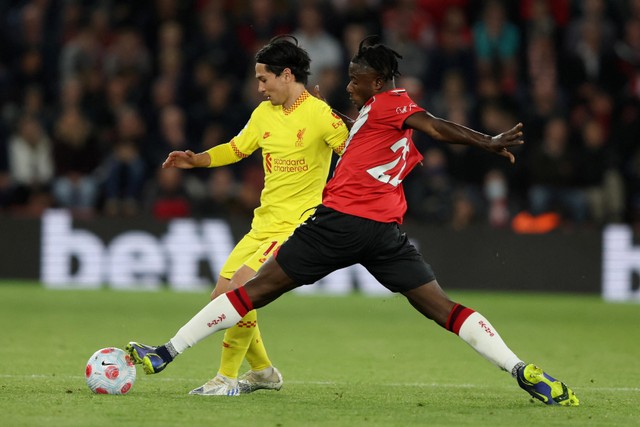 Pemain Liverpool Takumi Minamino berusaha melewati pemain Southampton pada pertandingan lanjutan Liga Inggris di St Mary's Stadium, Southampton, Inggris. Foto:  Ian Walton /REUTERS