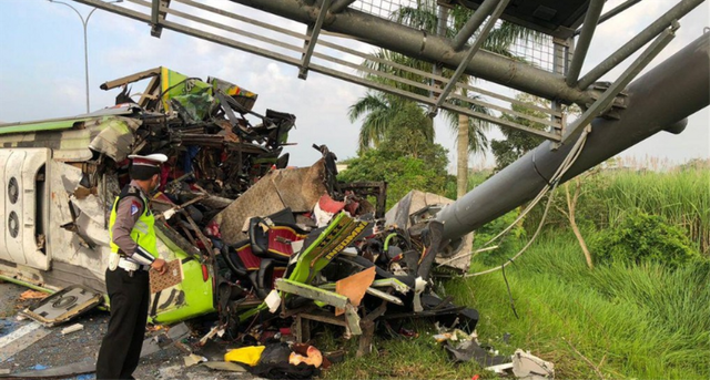 Kondisi bus PO Ardiansyah ringsek usai tabrak tiang rambu VMS di Tol Surabaya-Mojokerto Foto: dok. Istimewa