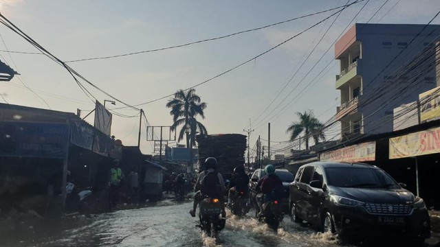 Banjir di area Mampang Pancoran Depok hingga ruas perempatan jalan Raya Sawangan. Foto: Prameshwari Sugiri/kumparan