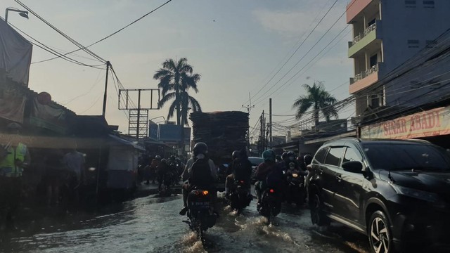 Kali Krukut Meluap, Jalan Raya Sawangan Terendam dan Macet Panjang (17645)