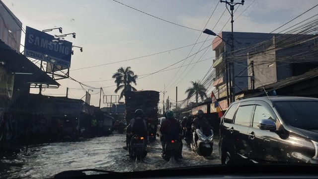 Kali Krukut Meluap, Jalan Raya Sawangan Terendam dan Macet Panjang (17646)