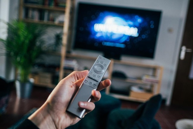 Ilustrasi menonton TV. Foto: Jonas Leupe/Unsplash