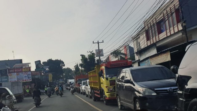Kali Krukut Meluap, Jalan Raya Sawangan Terendam dan Macet Panjang (17643)