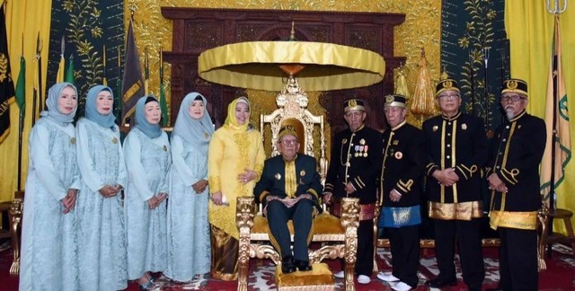 Pangeran Ratu Alidin Sukma Alamsyah foto bersama Bupati Kobar, Nurhidayah. Foto: Prokom