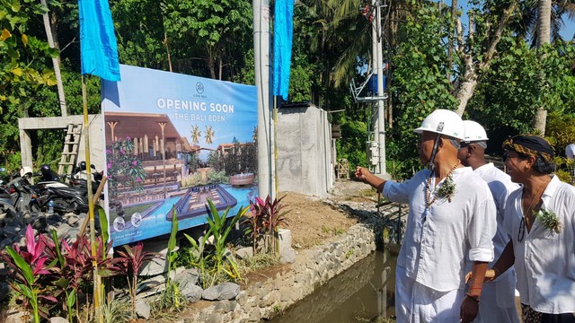 Investor dari Amerika Serikat Russell Simmons saat melakukan peninjauan GDas di Desa Mas, Ubud, Bali - IST