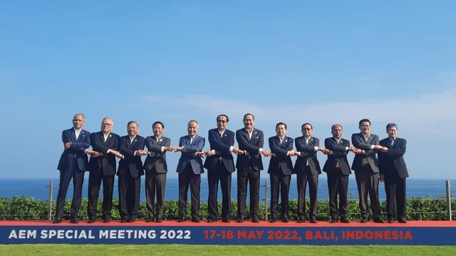 Menteri Perdagangan Muhammad Lutfi bersama Menteri Ekonomi se-ASEAN dalam acara AEM Special Meeting 2022 di Bali, Rabu (18/5/2022). Foto: Ave Airiza Gunanto/kumparan