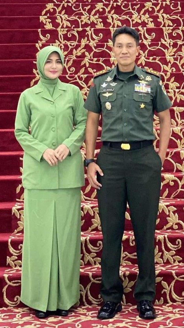 Juliana Moechtar dan calon suami, Letnan Kolonel Inf Nur Wahyudi. Foto: Instagram/@julianamoechtar