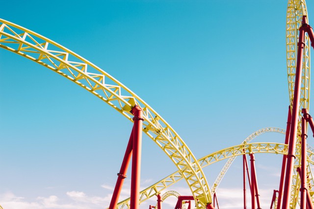 daftar wahana Trans Studio Makassar. sumber foto : unsplash/roller coaster warna kuning dan merah.
