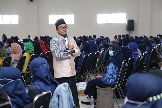 Wali Kota Malang, Drs H. Sutiaji, saat memberi motivasi kepada para guru SD dan Kepala Sekolah di Kota Malang. foto/dok