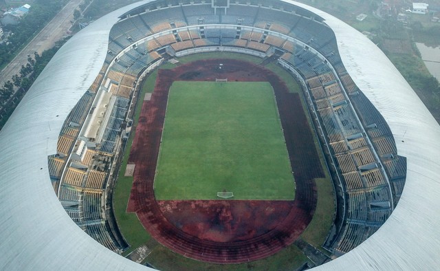 Foto udara Stadion Gelora Bandung Lautan Api (GBLA) di Gedebage, Bandung, Jawa Barat, Rabu (18/5/2022). Foto: ANTARA FOTO/Raisan Al Farisi