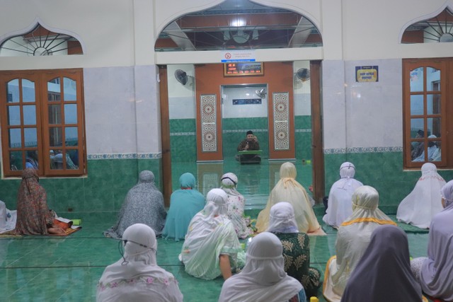 Antusias warga dalam acara Nuzulul Quran di Masjid Al-Amin Rejokusuman (Foto : Dokumentasi Pribadi)