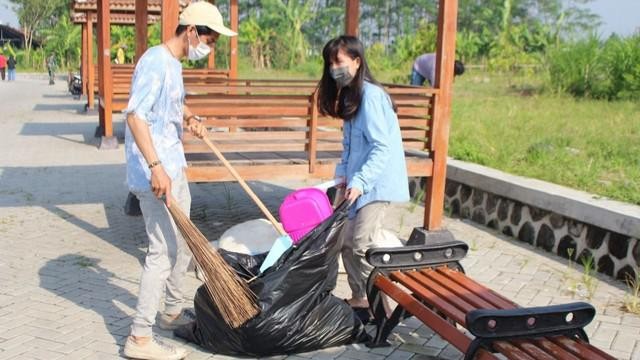 Mahasiswa UAJY bersih-bersih Embung Sendangtirto, Sleman, DIY. Foto: istimewa