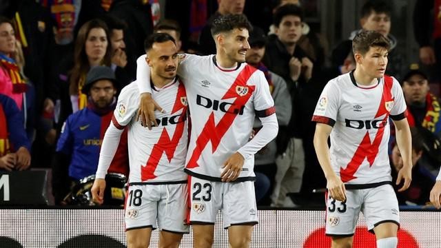 Pemain Rayo Vallecano Alvaro Garcia merayakan gol pertama mereka bersama Oscar Valentin dan Fran Garcia saat hadapi FC Barcelona di Camp Nou, Barcelona, Spanyol, Minggu (24/4/2022). Foto: Albert Gea/REUTERS