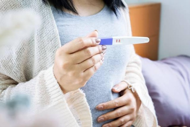 Test pack adalah alat yang biasanya digunakan untuk mengecek kehamilan dengan cara mendeteksi hormon hCG pada urine. Foto: Unsplash.com