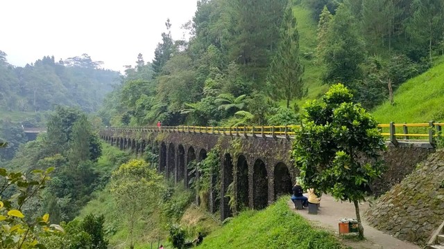 Jembatan Pluyon yang berada di Wisata Alam Pluyon-Kalikuning di Cangkringan, Kabupaten Sleman. Lokasi ini ramai setelah menjadi lokasi syuting film KKN Desa Penari. Foto: Arfiansyah Panji Purnandaru/kumparan