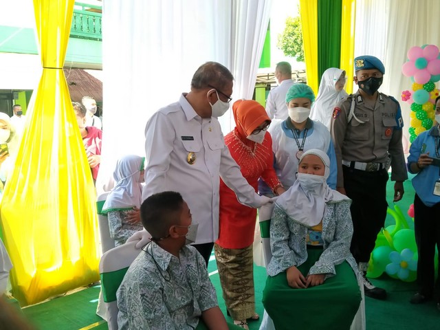 Gubernur Sutarmidji dan istri menghadiri pencanangan Bulan Imunisasi Anak (BIAN). Foto: Lydia Salsabilla/Hi!Pontianak