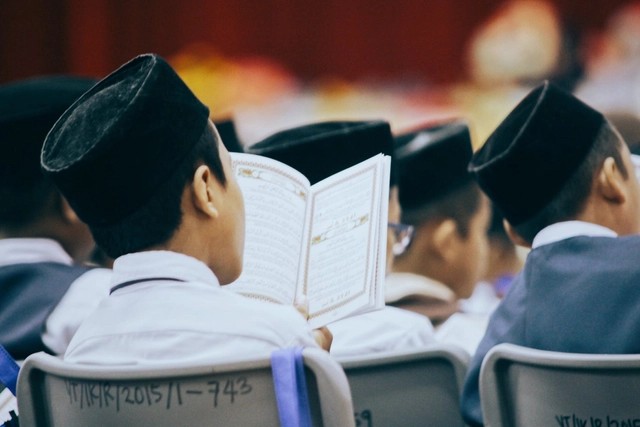 Ilustrasi membaca ayat suci Alquran sesuai ilmu tajwid. Foto: Pexels