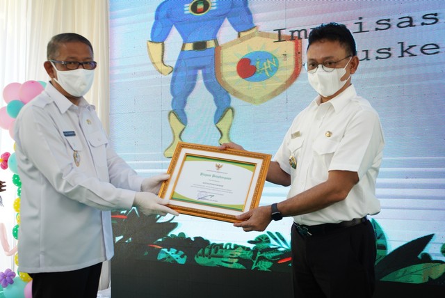 Gubernur Sutarmidji menyerahkan penghargaan kepada Wali Kota Pontianak. Foto: Dok. Prokopim Pemkot Pontianak