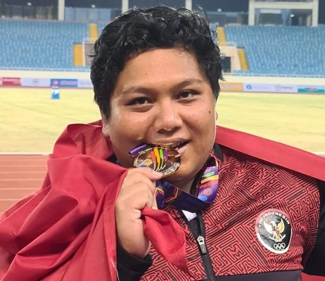 Atlet asal Kabupaten Kuningan, Jawa Barat, Eki Febri Ekawati usai meraih medali emas pada Sea Games 2021 Hanoi. (Foto: Instagram PASI Kuningan)