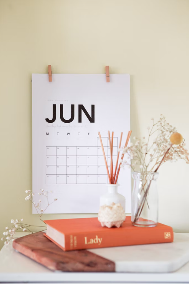 Ilustrasi tanggal merah dan hari-hari besar di bulan Juni 2022. Foto: unsplash.com/maddibazzocco