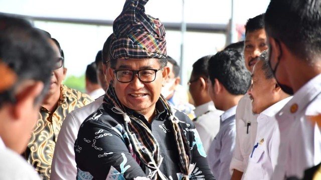 Penjabat Gubernur Sulawesi Barat (Sulbar), Akmal Malik, saat tiba di Bandara Tampa Padang Mamuju. Foto: Dok. Humas Pemprov Sulbar