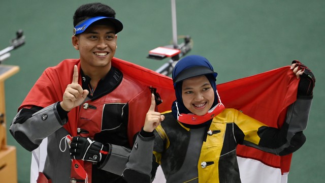 Dua petembak Indonesia Fathur Gustafian (kiri) dan Citra Dewi Resti berselebrasi usai memenangkan pertandingan babak final nomor 10 Meter Air Rifle (senapan angin) Tim Campuran Menembak SEA Games 2021 Vietnam, Rabu (18/5/2022). Foto: Aditya Pradana Putra/ANTARA FOTO