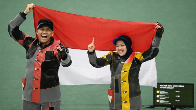 Dua petembak Indonesia Fathur Gustafian (kiri) dan Citra Dewi Resti berselebrasi usai memenangkan pertandingan babak final nomor 10 Meter Air Rifle (senapan angin) Tim Campuran Menembak SEA Games 2021 Vietnam, Rabu (18/5/2022). Foto: Aditya Pradana Putra/ANTARA FOTO