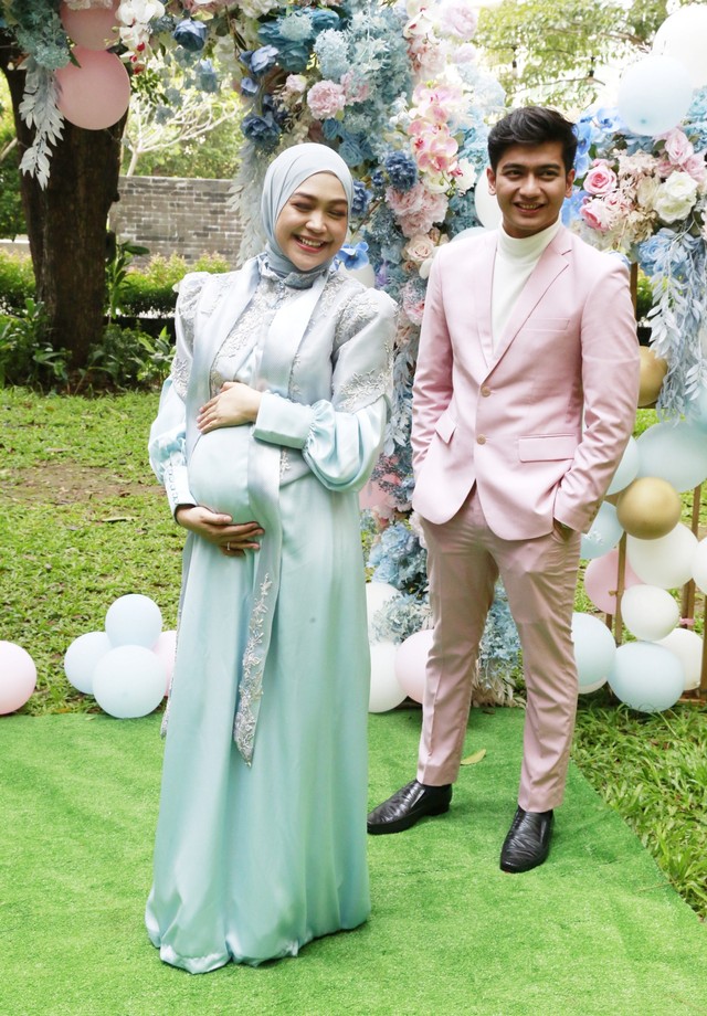 Ria Ricis bersama suaminya Teuku Ryan saat melakukan syukuran kehamilan di kawasan Kalibata, Jakarta, Rabu (18/5/2022). Foto: Agus Apriyanto