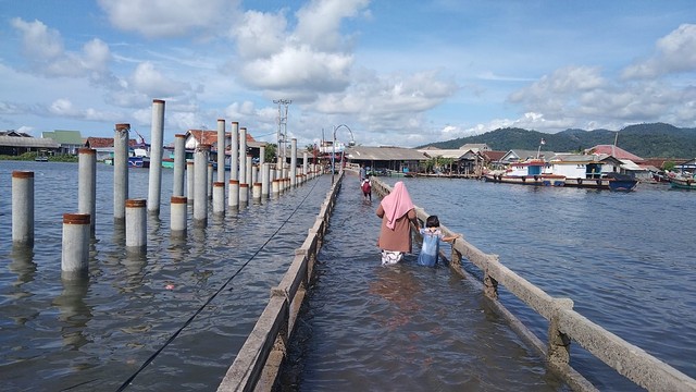Jembatan penghubung Pulau Pasaran yang terendam banjir rob, Selasa (17/5) | Foto : Bella Sardio/Lampung Geh