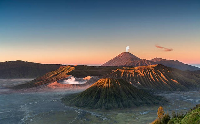 Ilustrasi salah satu gunung di Pulau Jawa. Foto: Unsplash