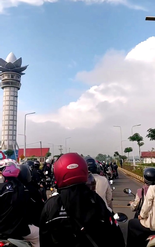 Aksi para mahasiswa mengendarai motor menuju ke Pendopo Kecamatan Banyums, Sumber foto : Penulis 